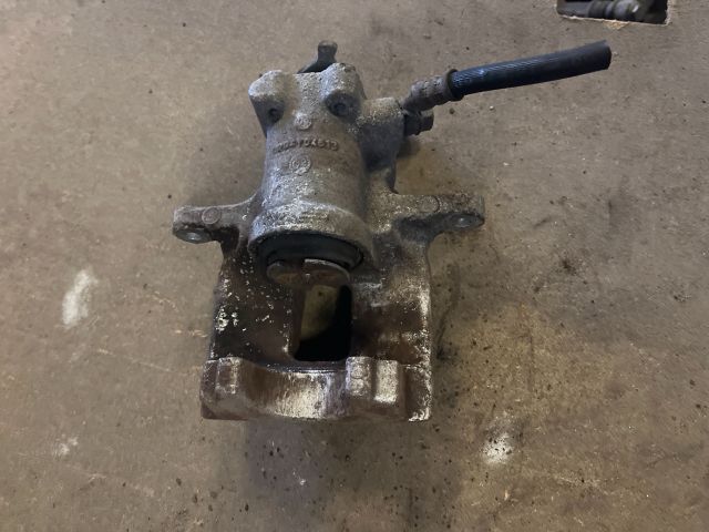 bontott TOYOTA AVENSIS T27 Bal hátsó Féknyereg Munkahengerrel