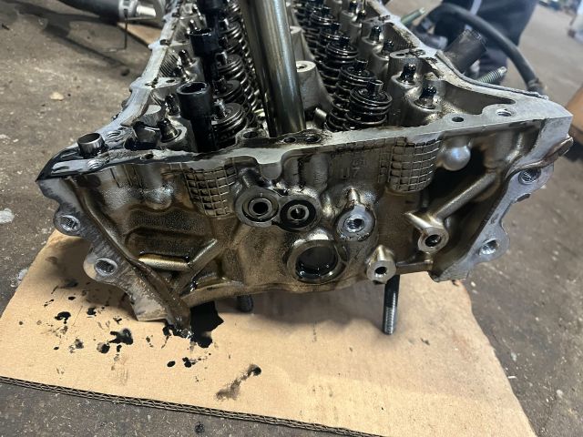 bontott TOYOTA AVENSIS T27 Hengerfej