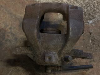 bontott TOYOTA AVENSIS T27 Jobb első Féknyereg Munkahengerrel