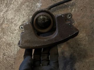 bontott TOYOTA AVENSIS T27 Jobb első Féknyereg Munkahengerrel