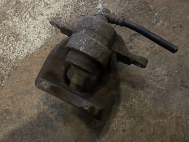 bontott TOYOTA AVENSIS T27 Jobb első Féknyereg Munkahengerrel