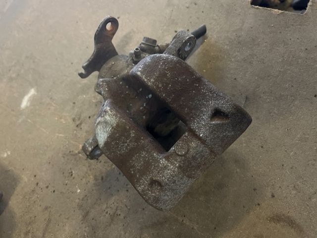 bontott TOYOTA AVENSIS T27 Jobb hátsó Féknyereg Munkahengerrel