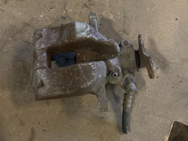 bontott TOYOTA AVENSIS T27 Jobb hátsó Féknyereg Munkahengerrel