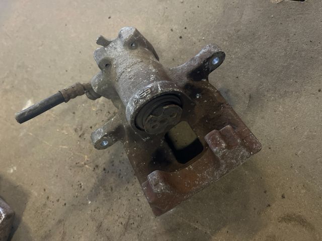 bontott TOYOTA AVENSIS T27 Jobb hátsó Féknyereg Munkahengerrel