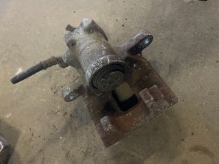 bontott TOYOTA AVENSIS T27 Jobb hátsó Féknyereg Munkahengerrel