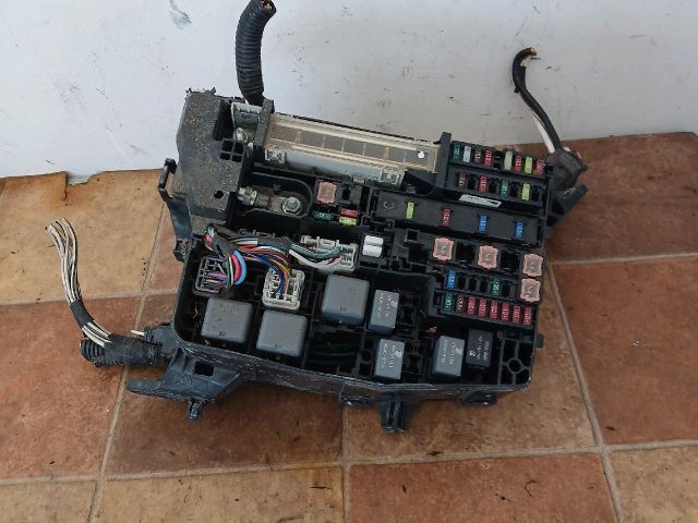 bontott TOYOTA AVENSIS T27 Biztosítéktábla Motortér