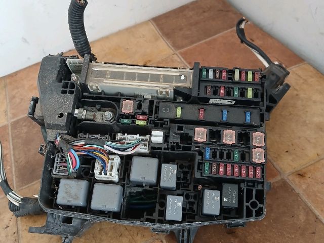 bontott TOYOTA AVENSIS T27 Biztosítéktábla Motortér