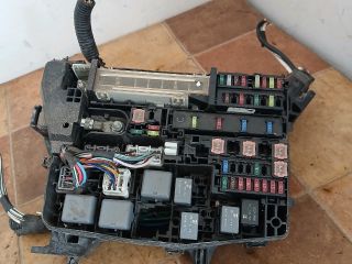 bontott TOYOTA AVENSIS T27 Biztosítéktábla Motortér