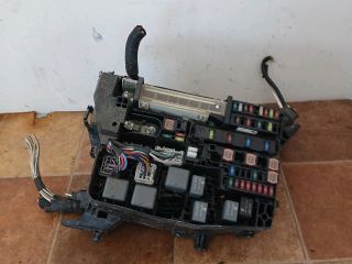 bontott TOYOTA AVENSIS T27 Biztosítéktábla Motortér