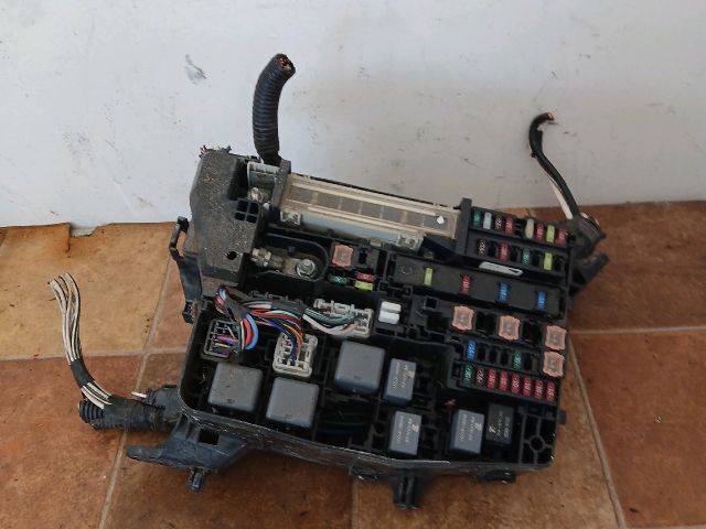 bontott TOYOTA AVENSIS T27 Biztosítéktábla Motortér