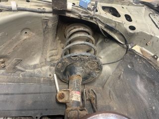 bontott TOYOTA AVENSIS T27 Bal első Féknyereg Munkahengerrel