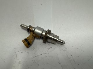 bontott TOYOTA AVENSIS T27 Porlasztó (1 db)