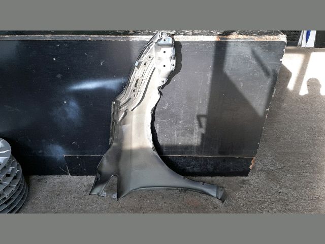 bontott TOYOTA AVENSIS T27 Bal első Sárvédő