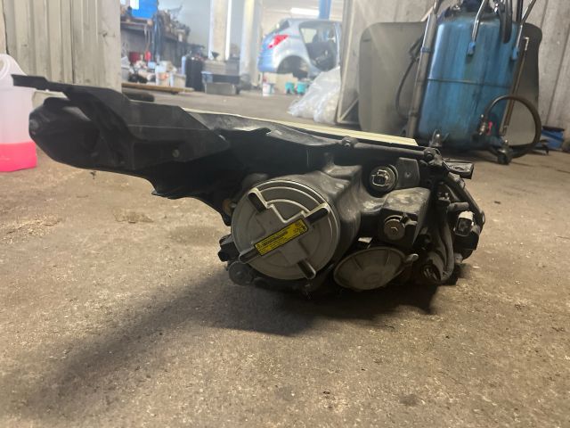 bontott TOYOTA AVENSIS T27 Bal Fényszóró