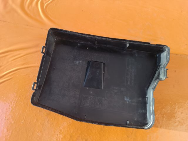 bontott TOYOTA AVENSIS T27 Biztosítéktábla Fedél