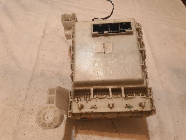 bontott TOYOTA AVENSIS T27 Biztosítéktábla Utastér