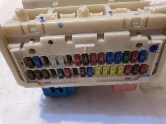 bontott TOYOTA AVENSIS T27 Biztosítéktábla Utastér