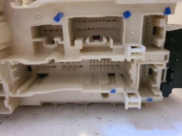 bontott TOYOTA AVENSIS T27 Biztosítéktábla Utastér