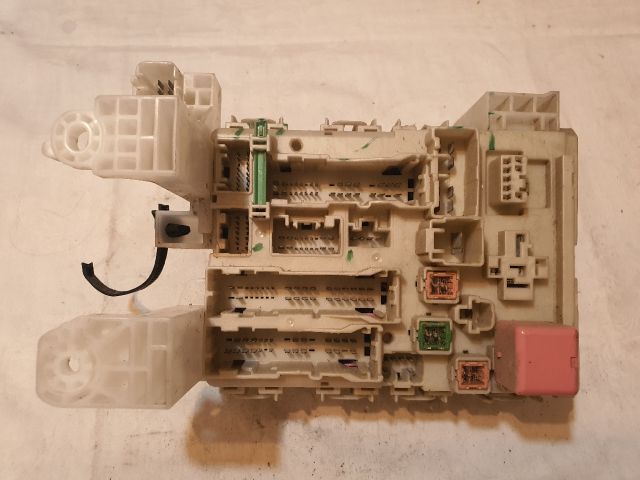 bontott TOYOTA AVENSIS T27 Biztosítéktábla Utastér