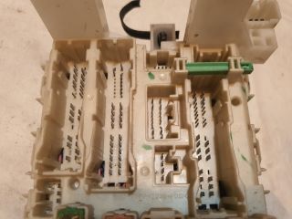 bontott TOYOTA AVENSIS T27 Biztosítéktábla Utastér