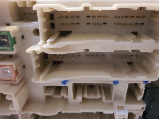 bontott TOYOTA AVENSIS T27 Biztosítéktábla Utastér