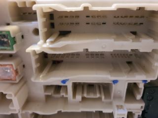 bontott TOYOTA AVENSIS T27 Biztosítéktábla Utastér