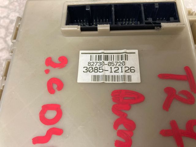 bontott TOYOTA AVENSIS T27 Biztosítéktábla Utastér