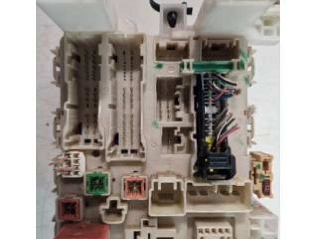 bontott TOYOTA AVENSIS T27 Biztosítéktábla Utastér