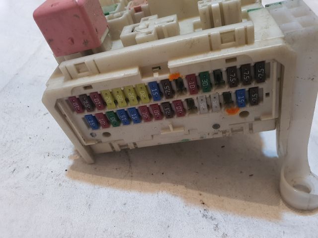 bontott TOYOTA AVENSIS T27 Biztosítéktábla Utastér