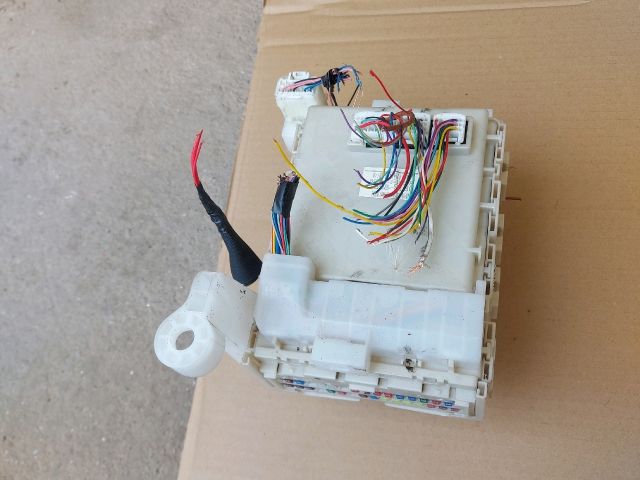 bontott TOYOTA AVENSIS T27 Biztosítéktábla Utastér