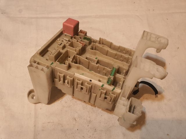 bontott TOYOTA AVENSIS T27 Biztosítéktábla Utastér