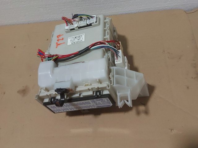 bontott TOYOTA AVENSIS T27 Biztosítéktábla Utastér