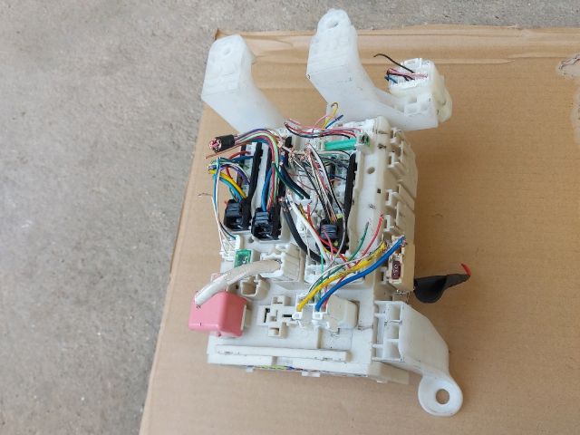 bontott TOYOTA AVENSIS T27 Biztosítéktábla Utastér