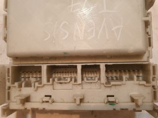 bontott TOYOTA AVENSIS T27 Biztosítéktábla Utastér