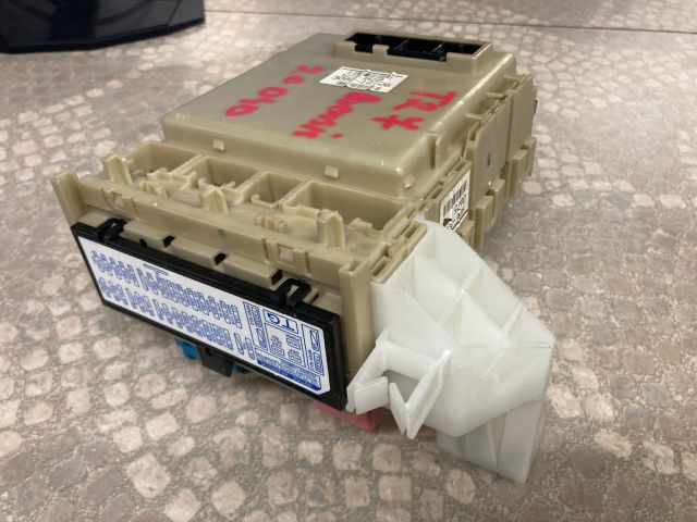 bontott TOYOTA AVENSIS T27 Biztosítéktábla Utastér