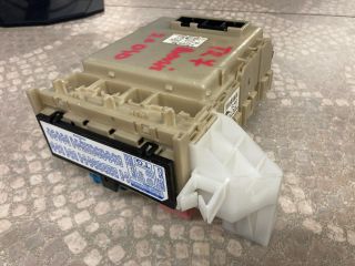 bontott TOYOTA AVENSIS T27 Biztosítéktábla Utastér