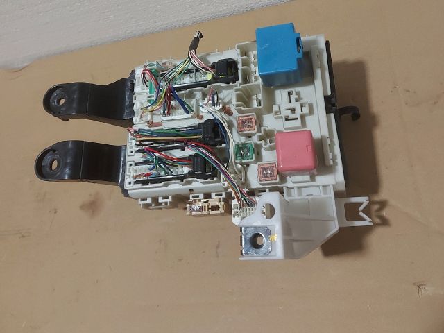 bontott TOYOTA AVENSIS T27 Biztosítéktábla Utastér