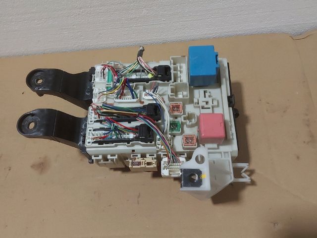 bontott TOYOTA AVENSIS T27 Biztosítéktábla Utastér