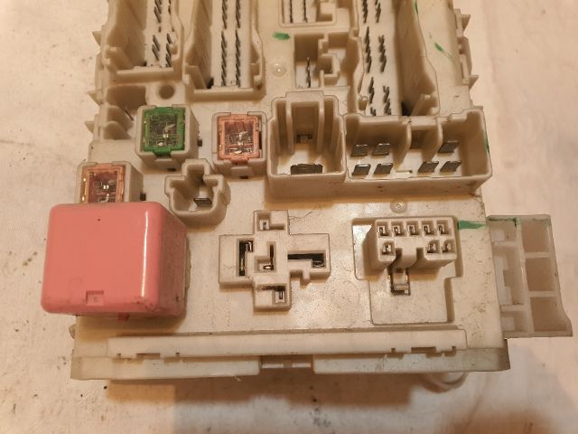 bontott TOYOTA AVENSIS T27 Biztosítéktábla Utastér