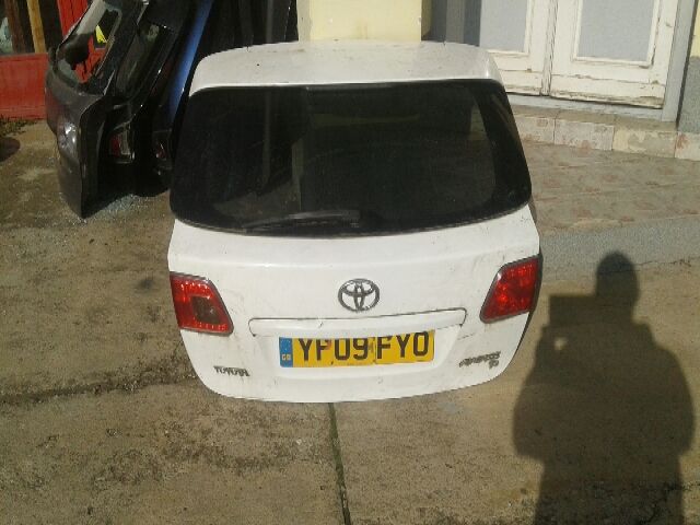 bontott TOYOTA AVENSIS T27 Csomagtérajtó (Részeivel)