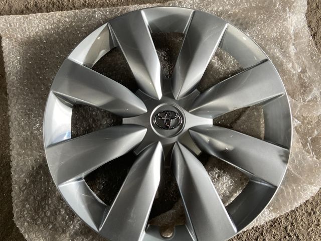 bontott TOYOTA AVENSIS T27 Dísztárcsa (1 db)