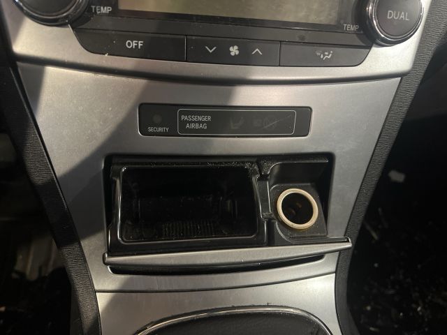 bontott TOYOTA AVENSIS T27 Első Hamutartó