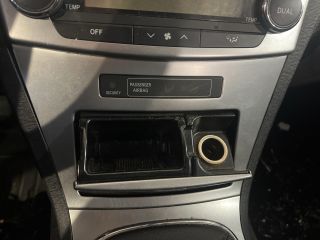 bontott TOYOTA AVENSIS T27 Első Hamutartó