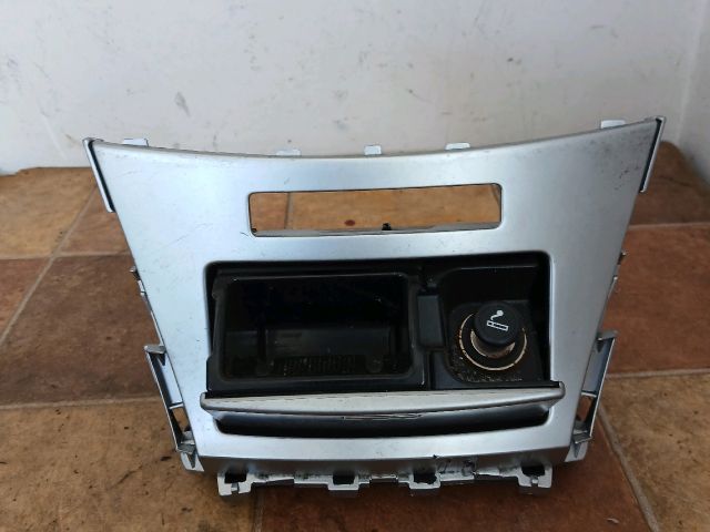 bontott TOYOTA AVENSIS T27 Első Hamutartó