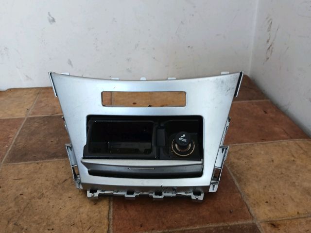 bontott TOYOTA AVENSIS T27 Első Hamutartó