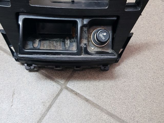 bontott TOYOTA AVENSIS T27 Első Hamutartó