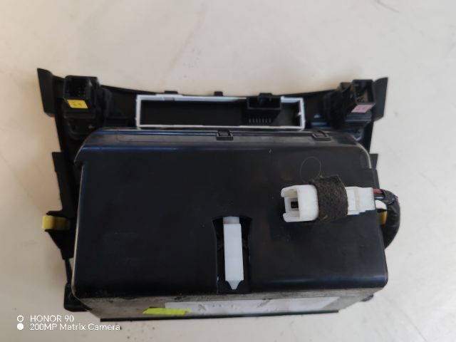 bontott TOYOTA AVENSIS T27 Első Hamutartó