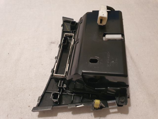 bontott TOYOTA AVENSIS T27 Első Hamutartó