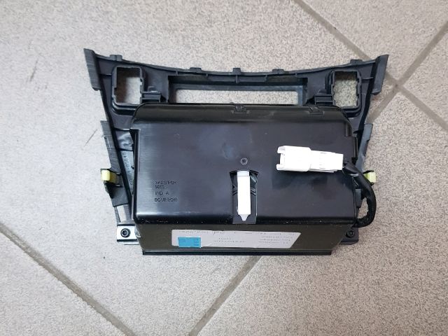 bontott TOYOTA AVENSIS T27 Első Hamutartó