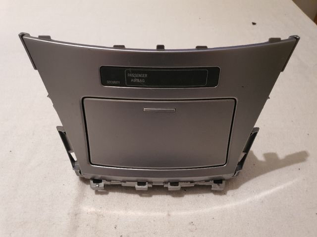 bontott TOYOTA AVENSIS T27 Első Hamutartó